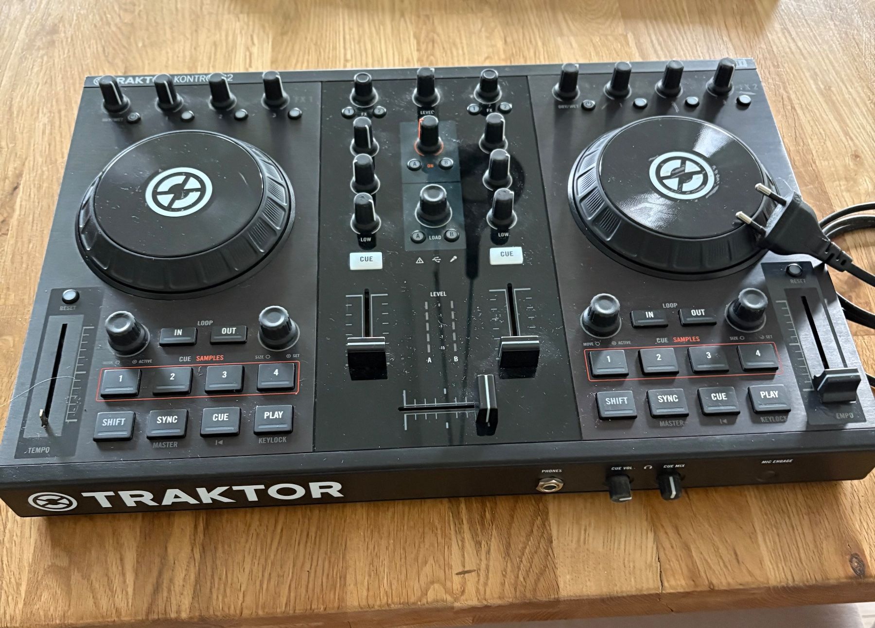 Traktor Mischpulte: Traktor Kontrol S2 MK2 DJ Controller - Top Zustand! – Gebraucht aus Münsingen von Hunters65