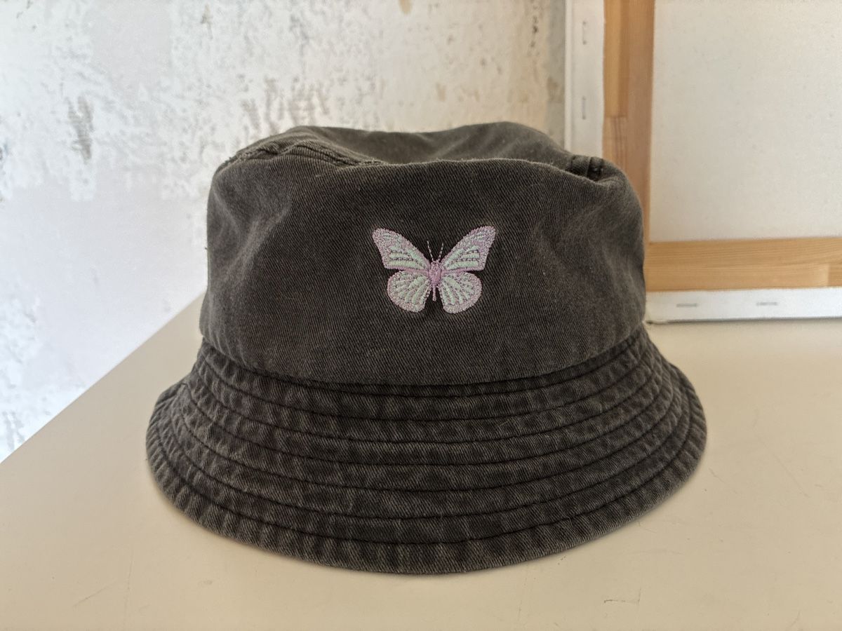 Copricapi, berretti & cappellini: Bucket Hat / modischer Hut mit Schmetterling, M – Usato da Zürich venduto da Annie_Broad