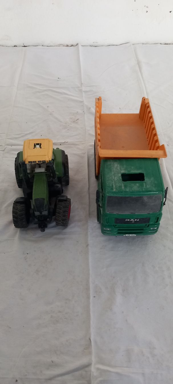 Giocattoli: Spielzeug Set: Traktor und LKW. – Usato da Oberwil-Lieli venduto da Deding
