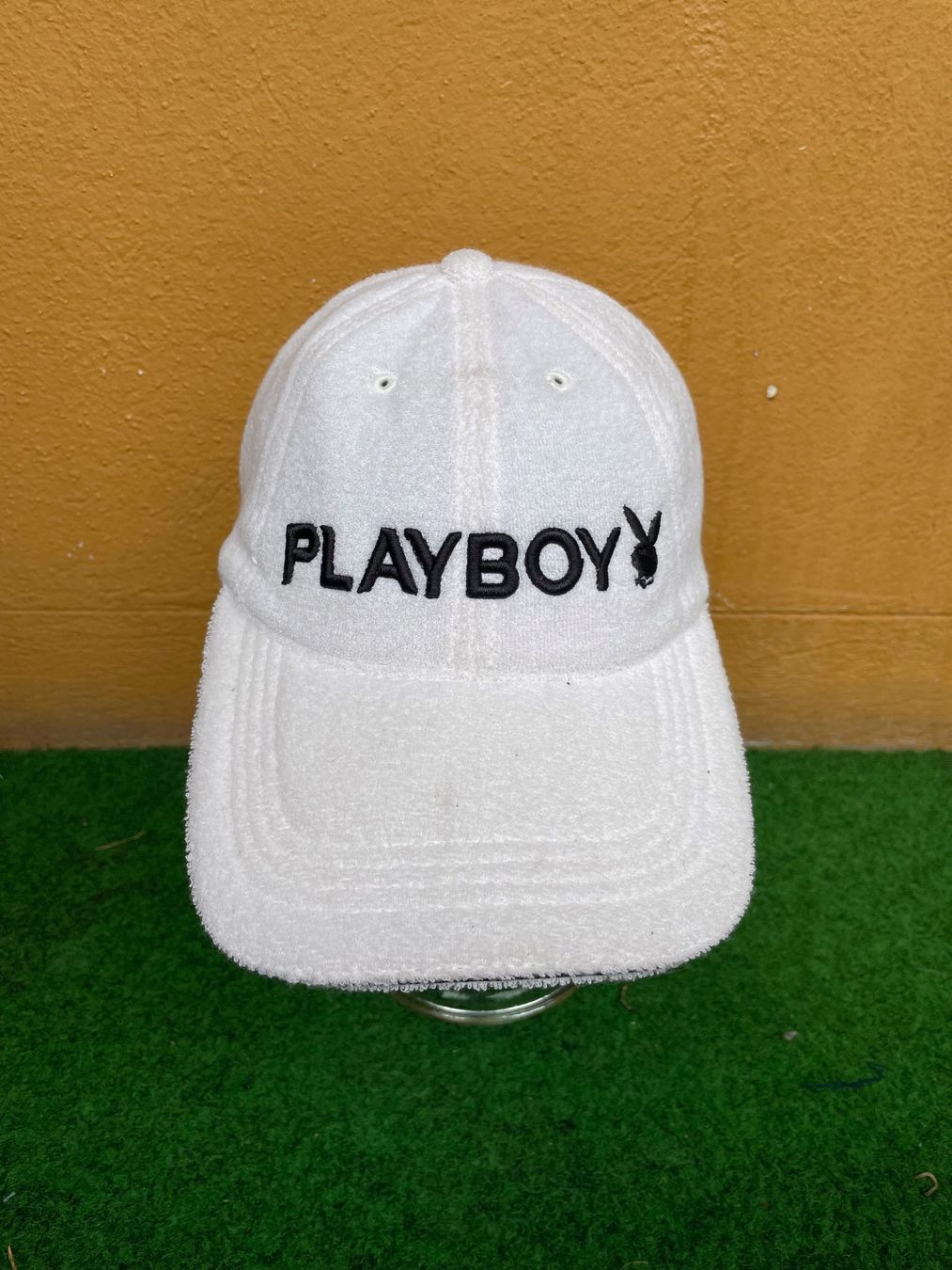 Chapeaux, bonnets & casquettes: Casquette Playboy blanche en tissu éponge – D'occasion à Zürich par le_souk