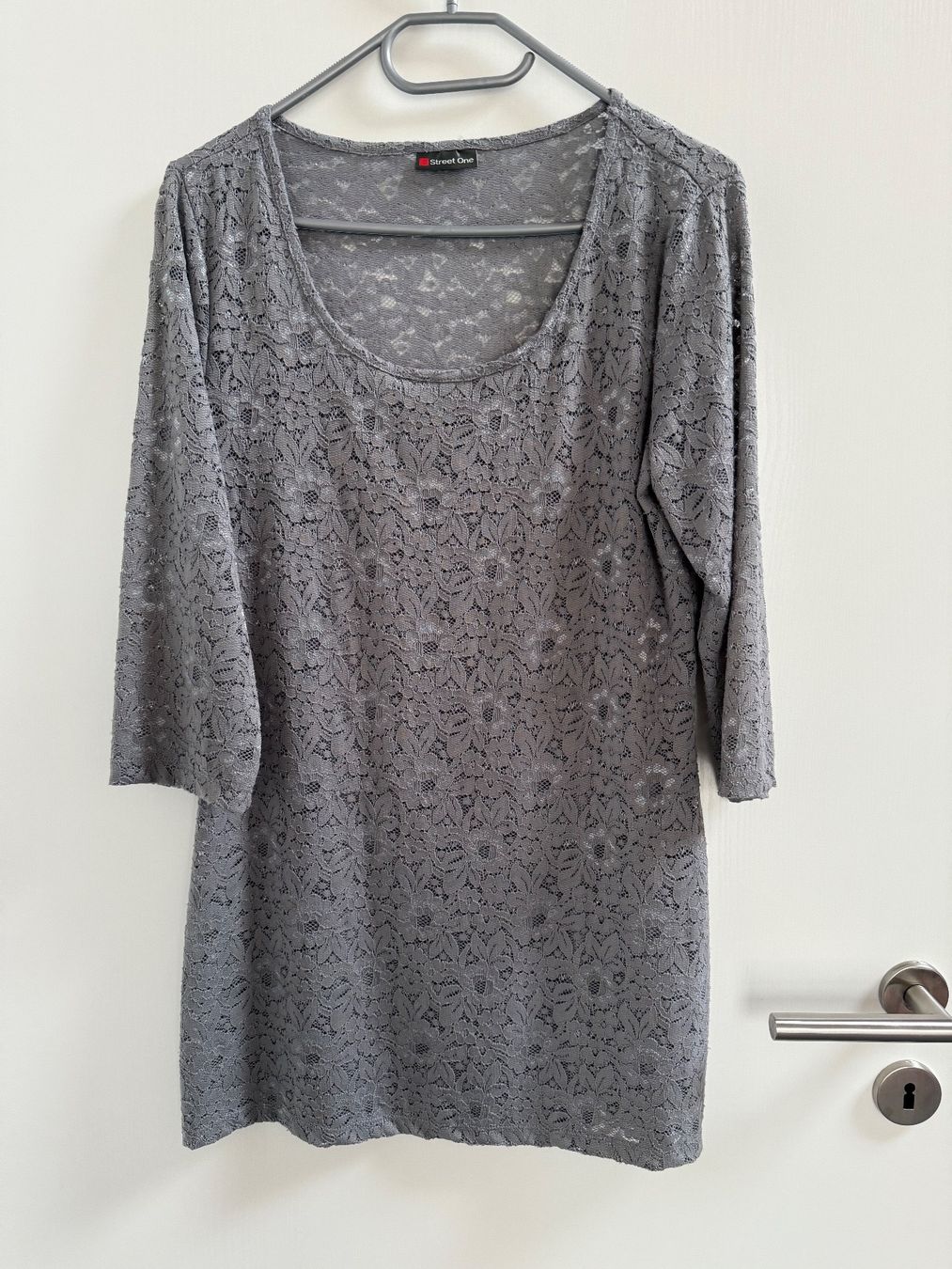 Kleider: Spitzenkleid Grau Street One Grösse 36 – Gebraucht aus Wallbach von logologo01