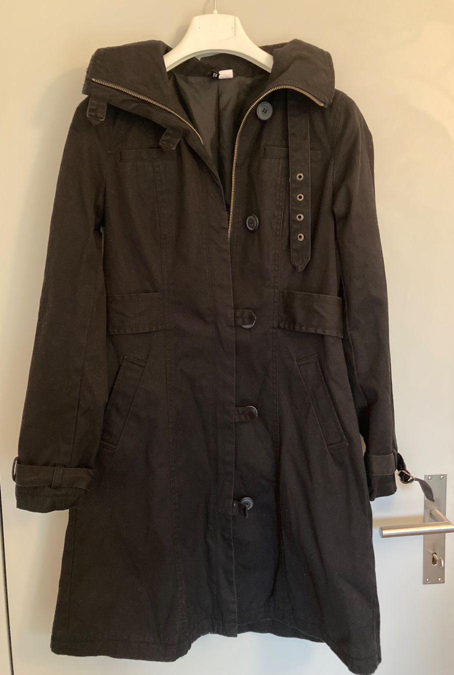 H&M Cappotti: H&M Trenchcoat, schwarz, NEU, Gr. 38 – Nuovo e nell'imballaggio originale da Schlieren venduto da cotopaxi06