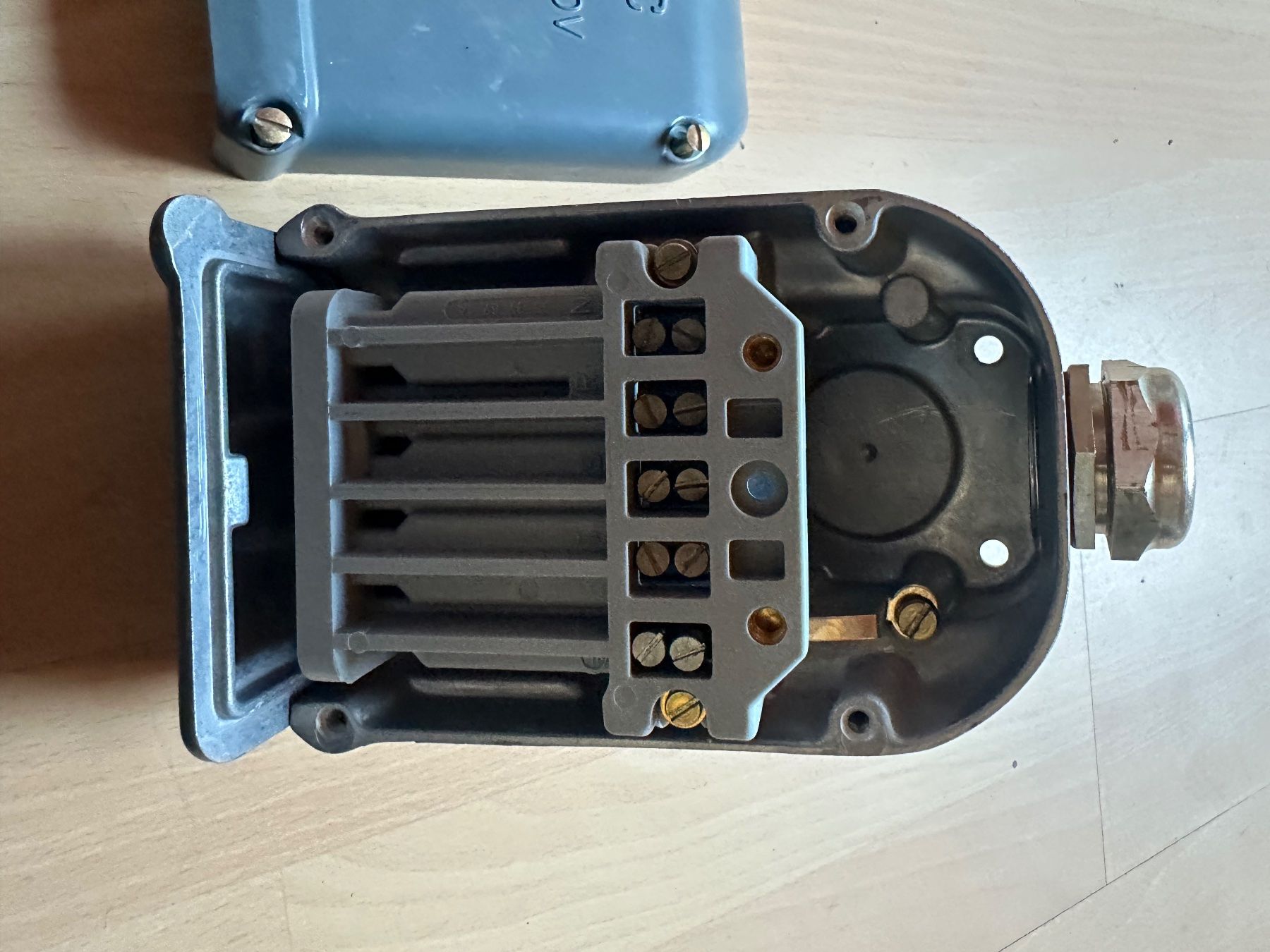 Spine: J 40/5 Polige NEUE Steckdose  Stromdose CMC – Usato da Huttwil venduto da Bolpa 3