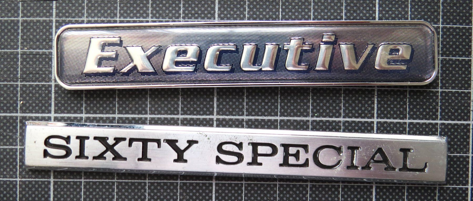 Cadillac Tutti pezzi di ricambio auto: Cadillac Sixty Special Schriftzug – Usato da Ettingen venduto da campione_1