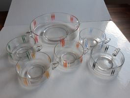 Glasschale mit kleinen Schälchen