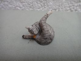 Puppenhauszubehör, Katze grau getigert mit weissen Pfoten