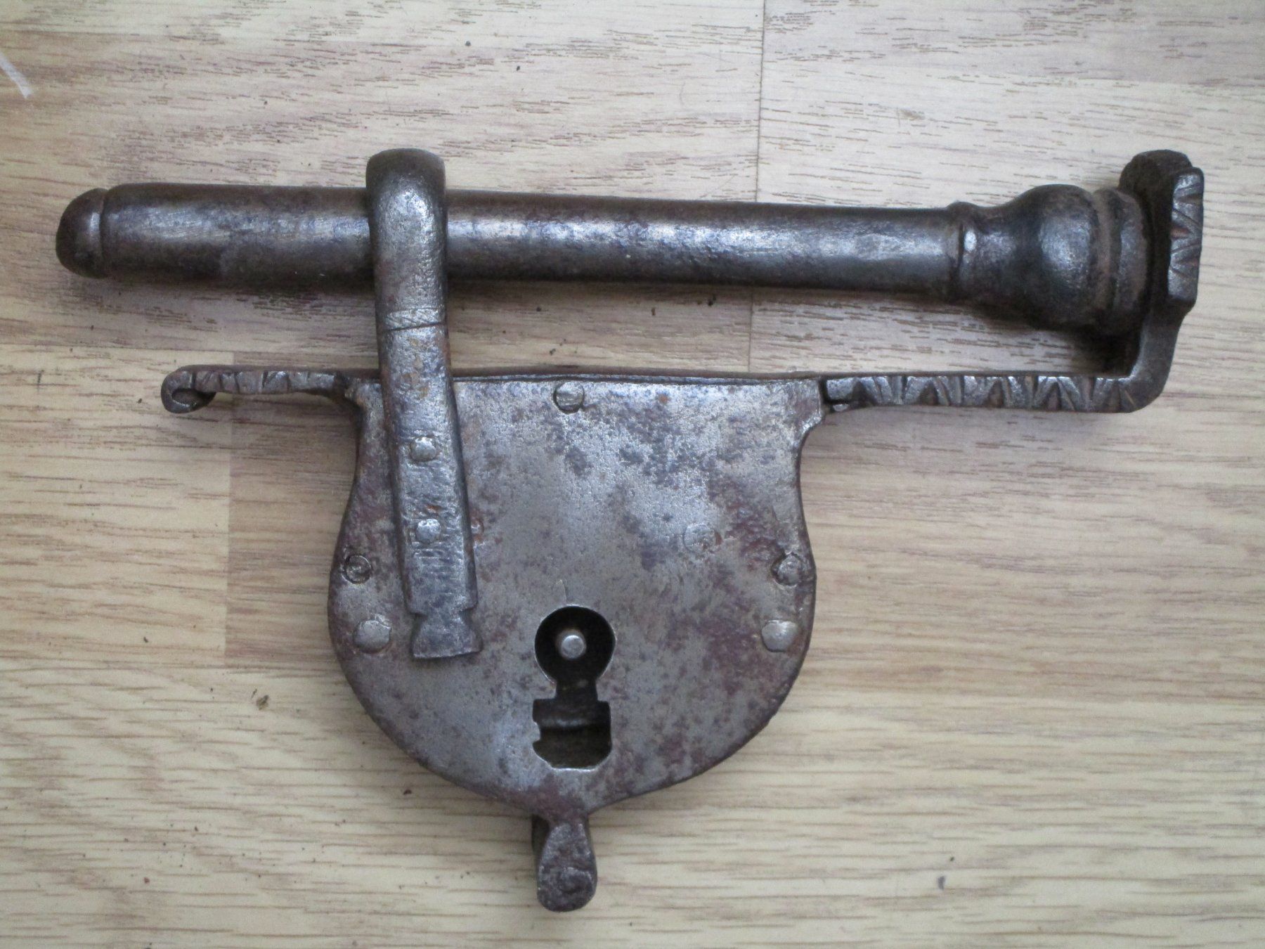 Cadenas: Massives antikes Vorhängeschloss geschmiedet – D'occasion à Heimberg par Lupo57