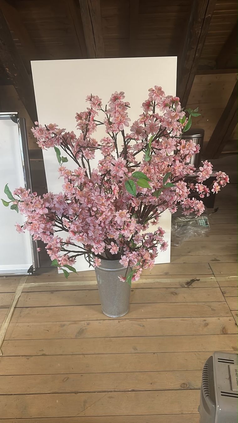 Toutes les décorations: Plastik Blumen deko mit Topf – D'occasion à Kollbrunn par sHo01