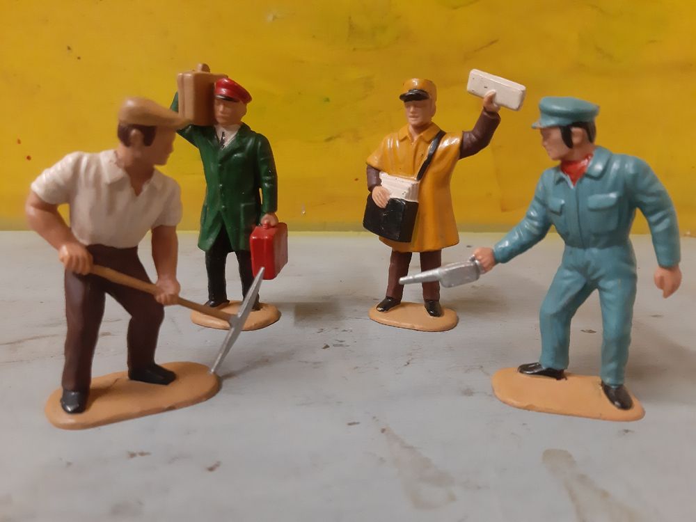 Jouets: 4 personnages civils plastique  – Neuf (Voir description) à Monthey par Jmbois