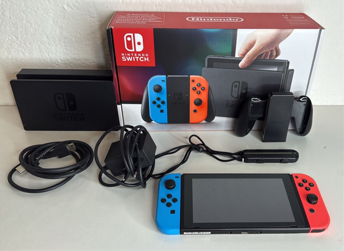 Nintendo Consoles: Nintendo Switch Console - with box and screen protector! – D'occasion à Ehrendingen par bubulence 1