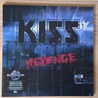 KISS: Revenge Jg. 2024 Deutscher Schriftzug