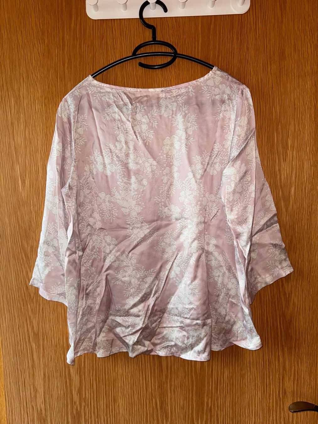 Blusen: Glänzende rosa Bluse mit floralem Muster Gr. S – Gebraucht aus Grosswangen von second_hand_dress