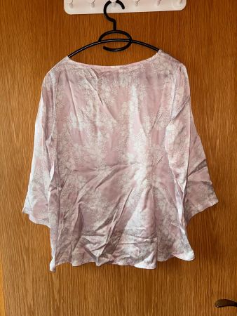 Glänzende rosa Bluse mit floralem Muster Gr. S