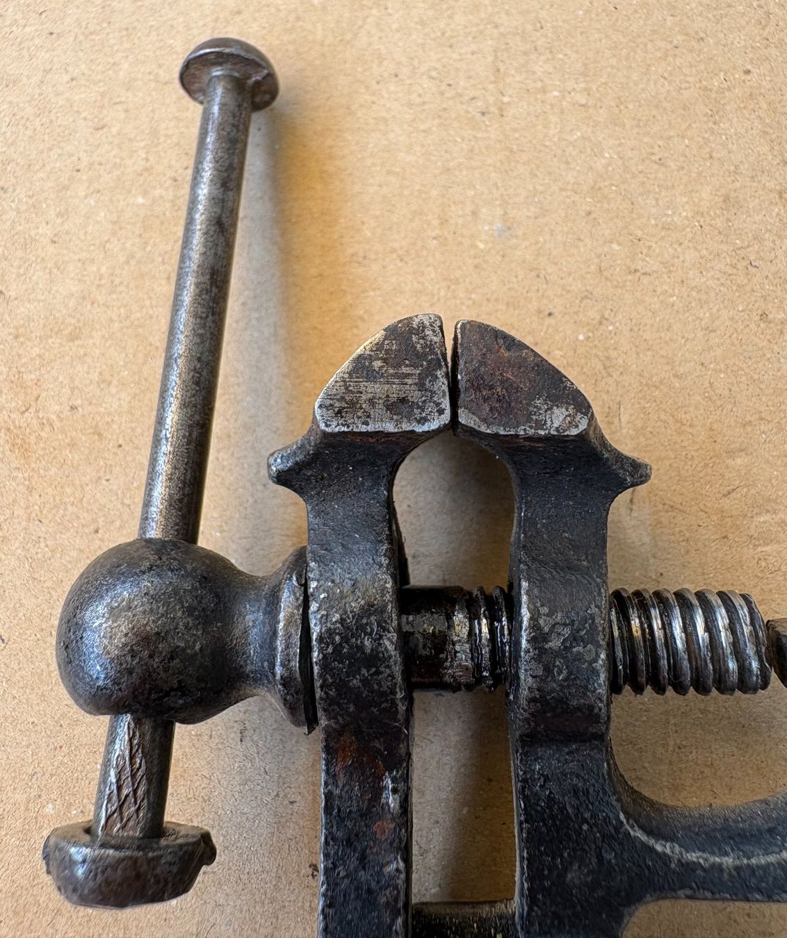 Tous les outils: VINTAGE TISCHSCHRAUBSTOCK – D'occasion à Ostermundigen par wini63 1