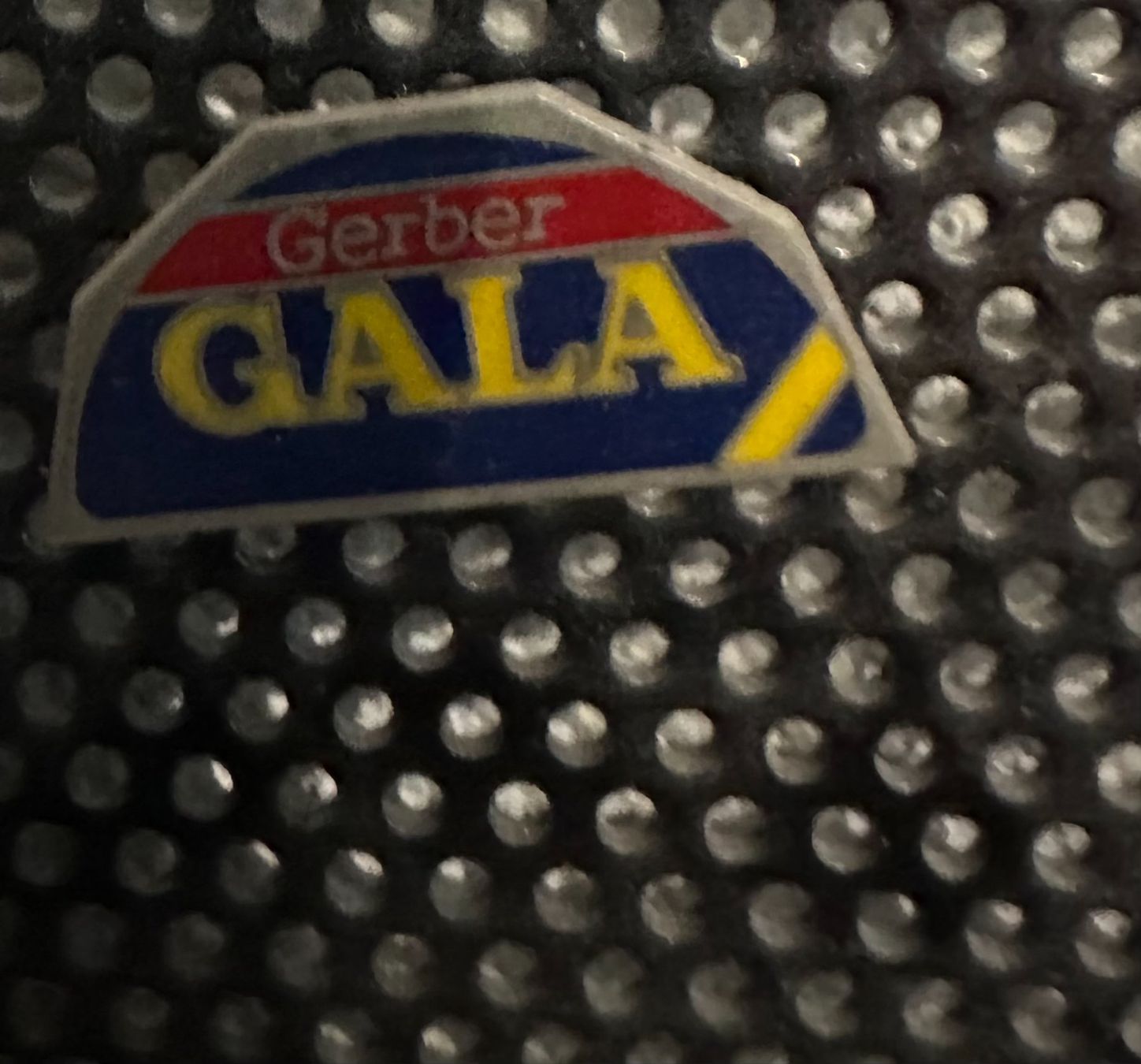 Placchette & Badge: Pin Gala – Usato da Schneisingen venduto da Tomthedragon