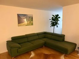 Modernes Ecksofa in Olivgrün  mit verstellbaren Kopfstützen