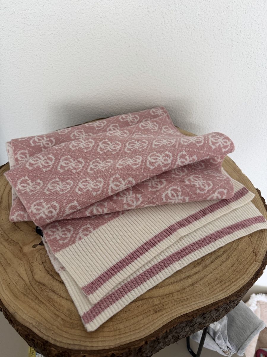 Guess Foulards, Tücher & Schals: Guess Schal Rosa/Creme mit Allover-Logo  – Neu (gemäss Beschreibung) aus Hägglingen von Raff_Ella