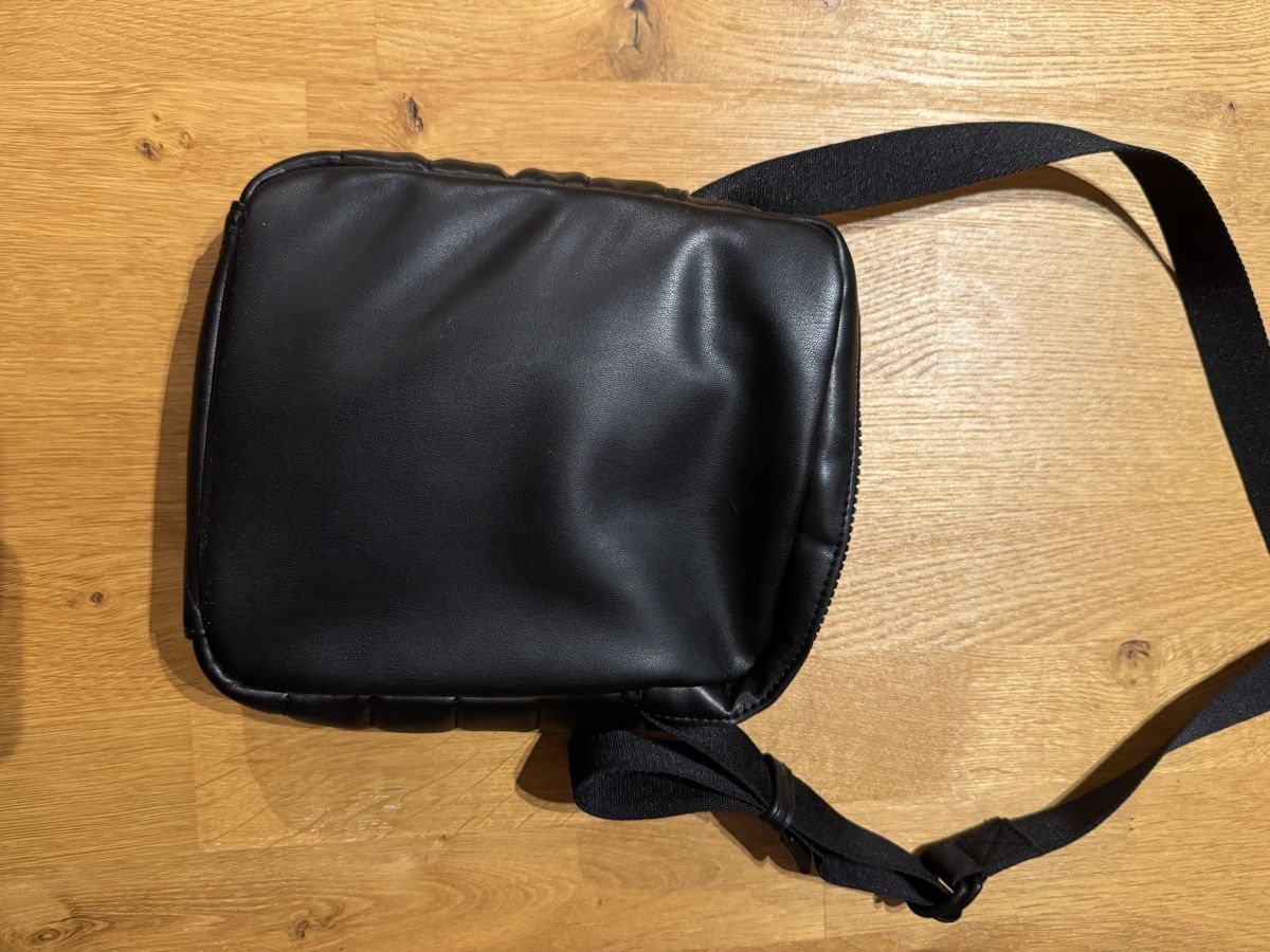 Calvin Klein Borse: Calvin Klein Umhängetasche – Usato da Steffisburg venduto da Pat_rs6w 1