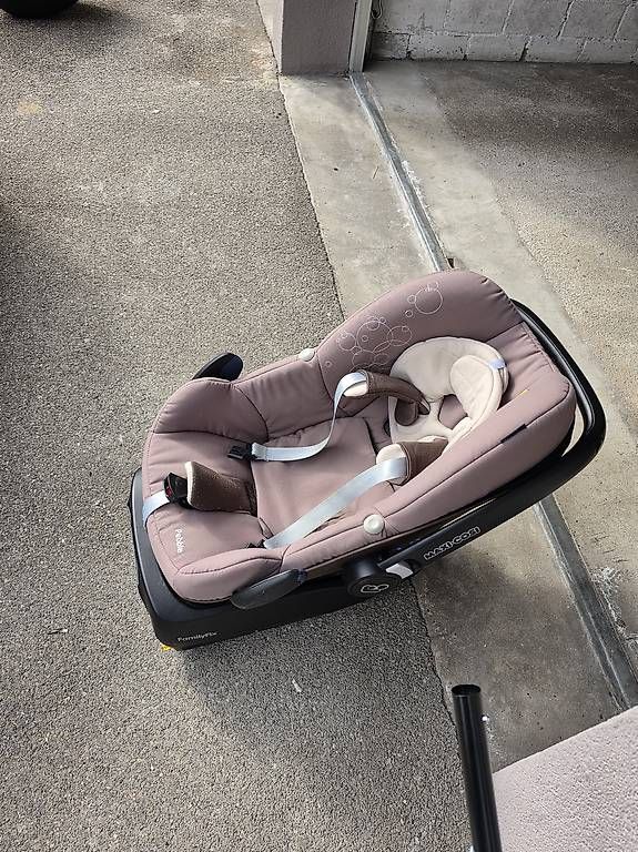 Maxi-Cosi Seggiolini per auto: Maxi Cosi Pebble mit Family Fix Basis – Usato da Rapperswil SG venduto da Sawulli 1