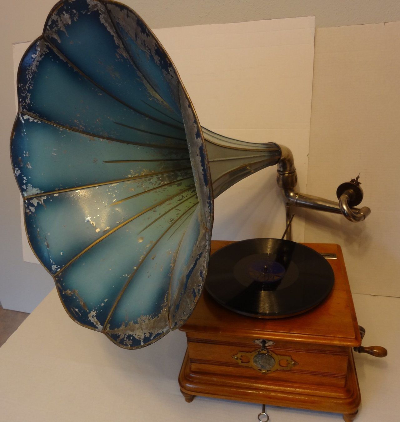 Plattenspieler: Schweizer Trichter-Grammophon mit Münzeinwurf – Gebraucht aus Hemishofen von Phonomandy 1