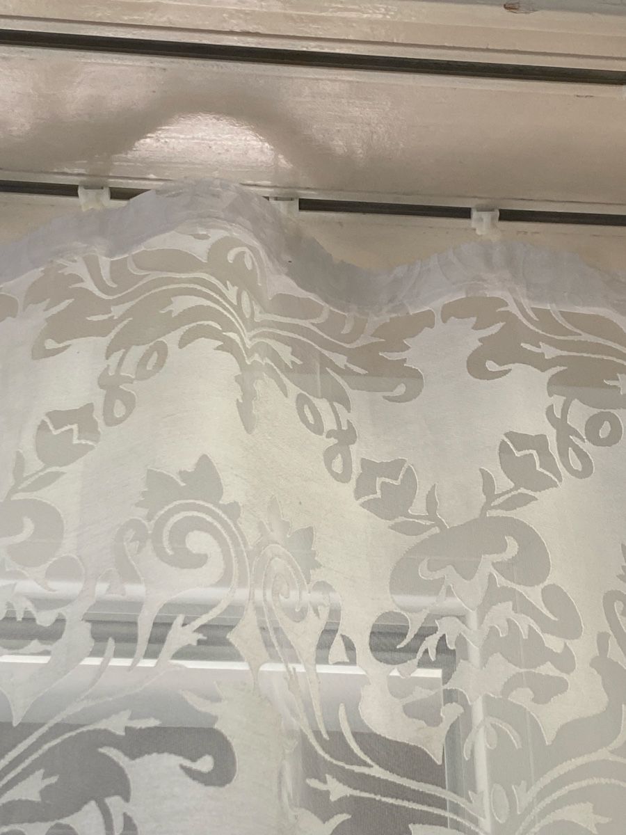 Vorhänge: 2 Vorhänge mit Muster Weiss 55% Baumwolle 45% Polyester – Gebraucht aus Etzwilen von Roto2 1