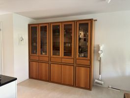 Massivholz Vitrinenschrank mit Glastüren