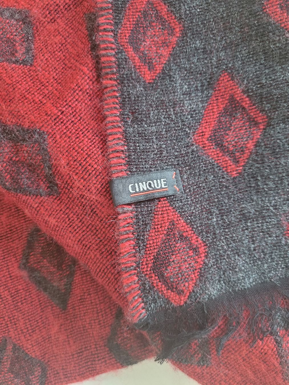 Cinque Foulard & Sciarpe: 42. Écharpe CINQUE rouge et gris à losanges – Usato da Villars-sur-Glâne venduto da m66_dch5 2