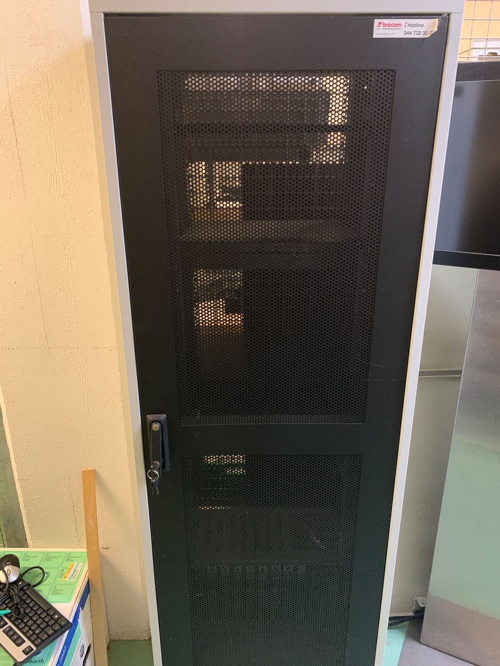 Racks & Cavalletti: KRIEG Server Schrank / Rack 640x700x2000 mit Inhalt – Usato da Opfikon venduto da Safside 1
