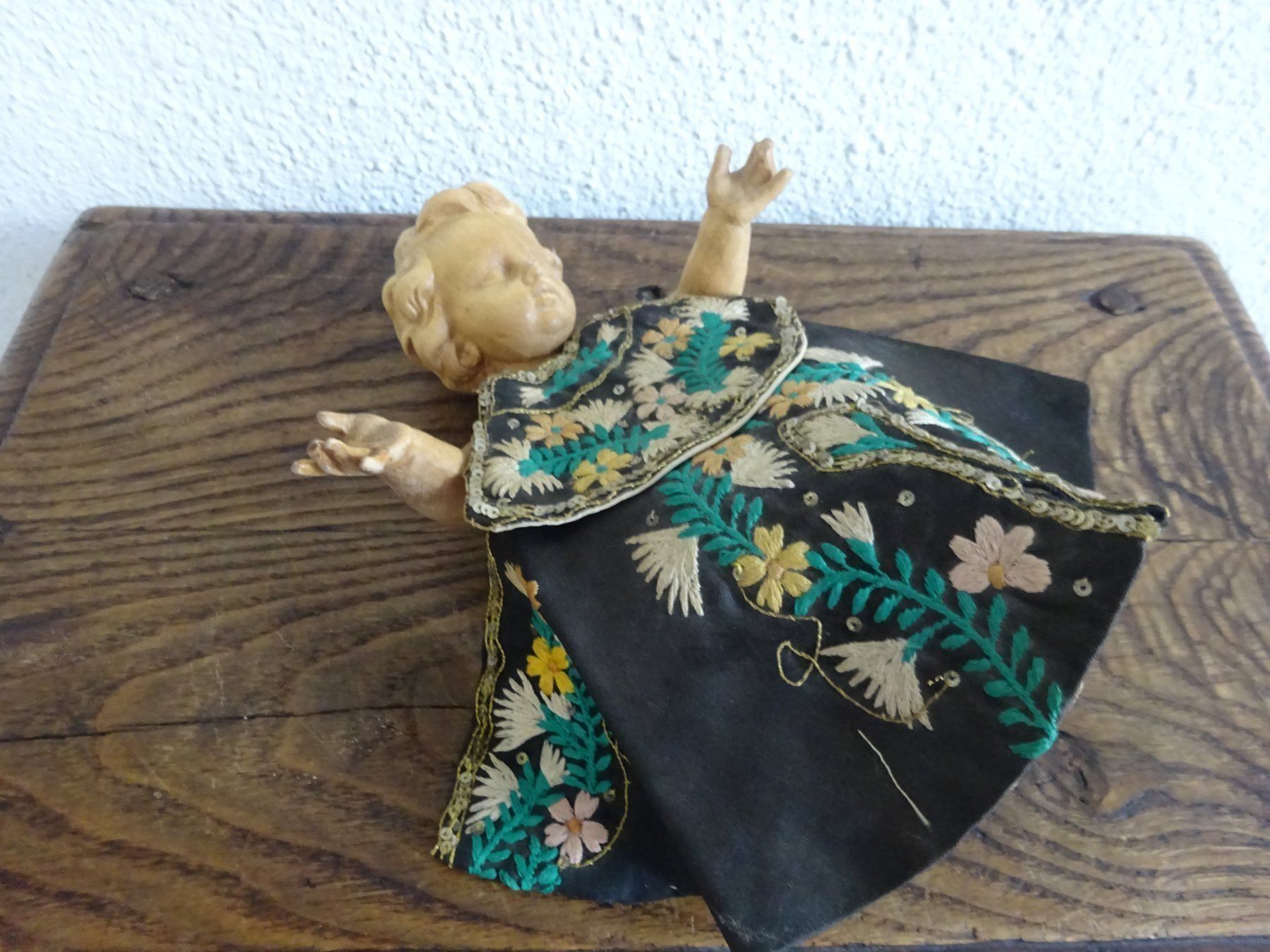 Statuette: Jesuskind mit antiker Veste / Krippe – Usato da Esslingen venduto da eintagammeer