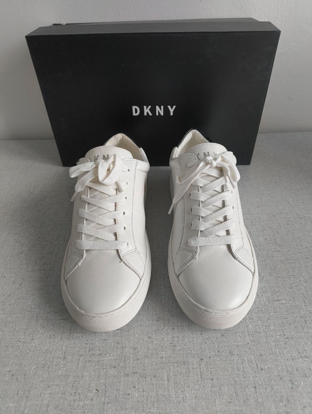 DKNY Scarpe da donna: DKNY Sneaker, weiss, Gr. 41 – Nuovo e nell'imballaggio originale da Uitikon Waldegg venduto da PJLS1 1