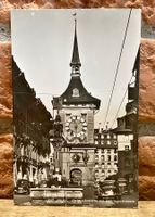 Zeitglockenturm mit Zähringerbrunnen - Oldtimer