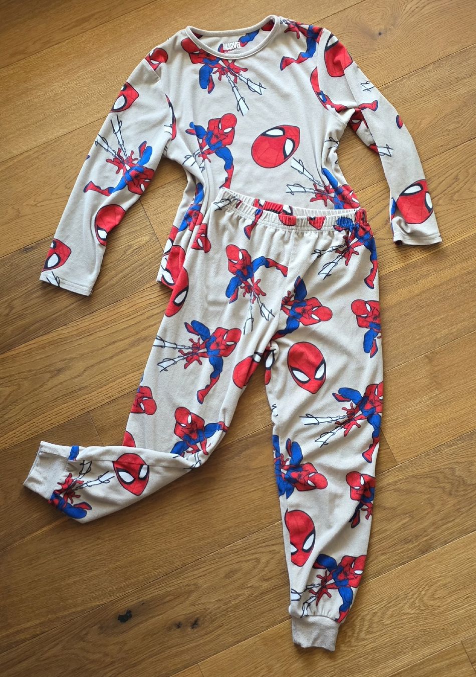 Pyjamas & Ähnliches: Pyjama/Flausch-Trainer Spiderman Marvel Grösse 128. – Gebraucht aus Zell LU von claro62