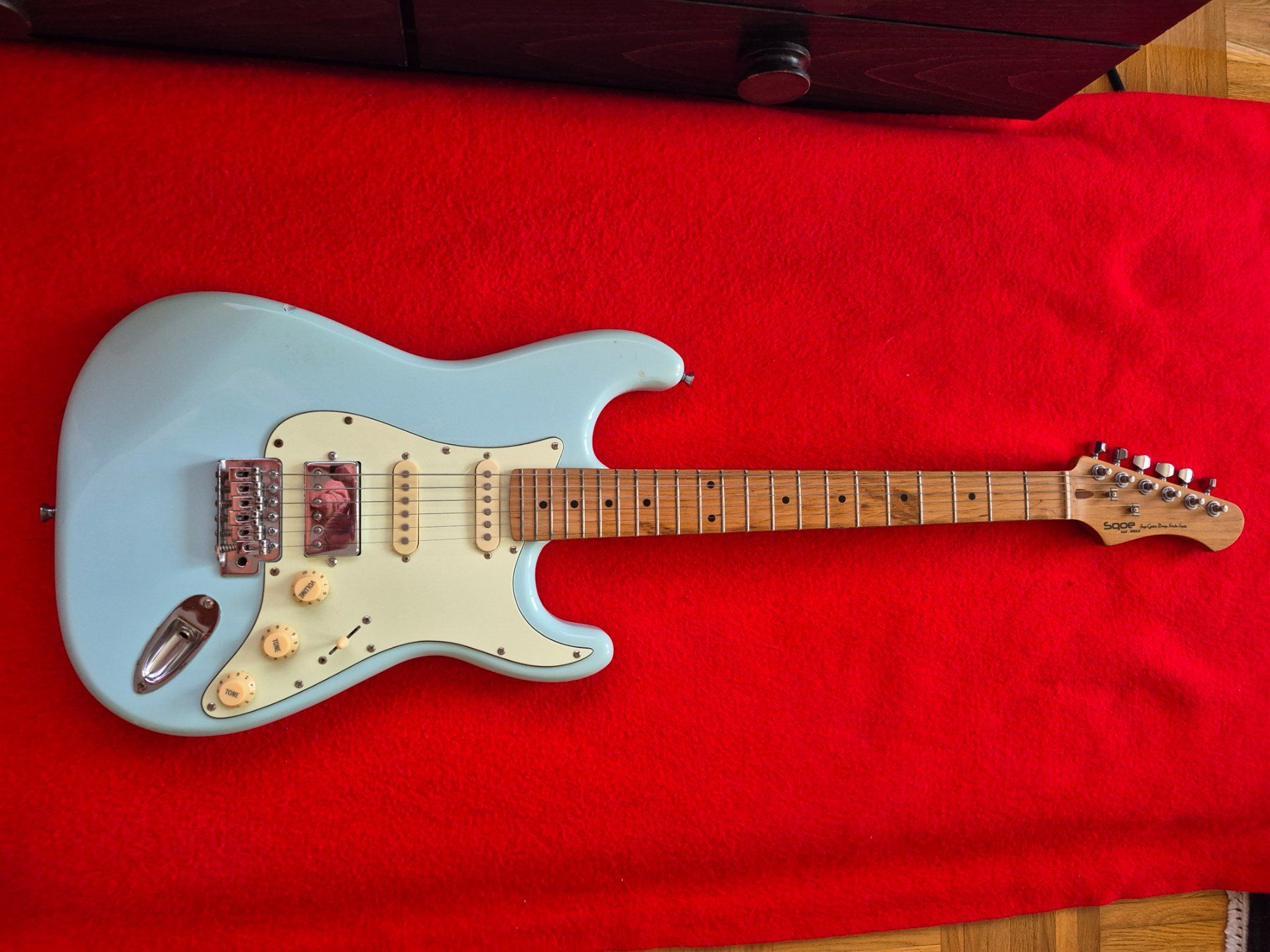 Strumenti musicali: E-Gitarre Sqoe Electric Guitar Design Studio Spain hellblau – Usato da Weinfelden venduto da Hsch0788