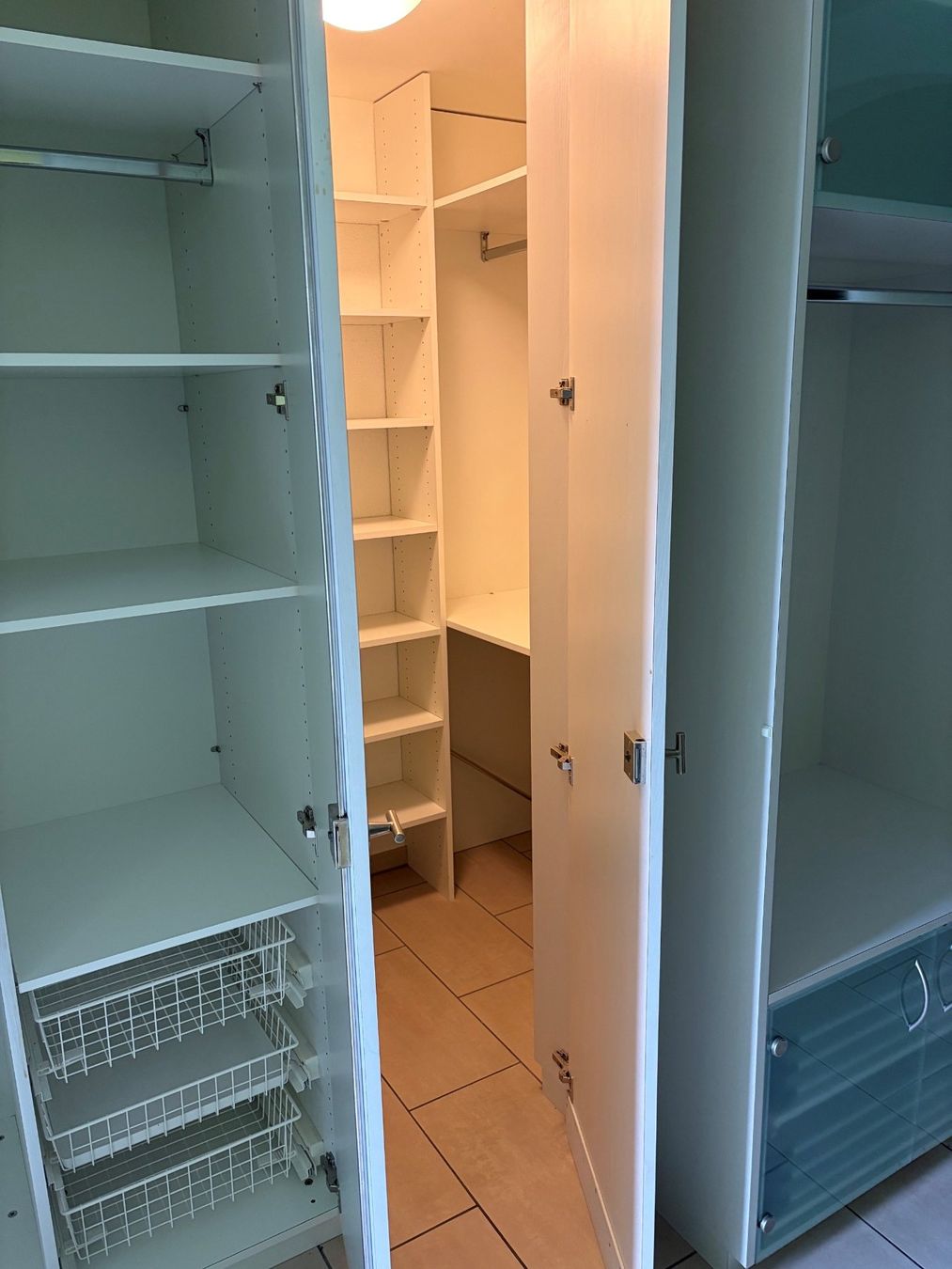 Garderobe: Garderobenschränke – Gebraucht aus Sins von mar_2pfb 2