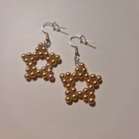 Handgemachte Ohrringe mit Sternen