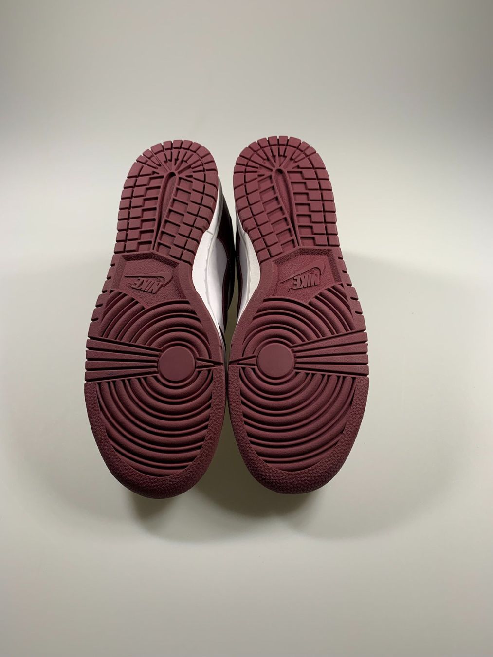 Scarpe da uomo: Nike Dunk Low Bordeaux (Womens) – Nuovo e nell'imballaggio originale da Thörishaus venduto da SnkrsVie 2