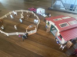 Schleich Pferdehof mit Koppel, Fahrzeug und vielen Pferden