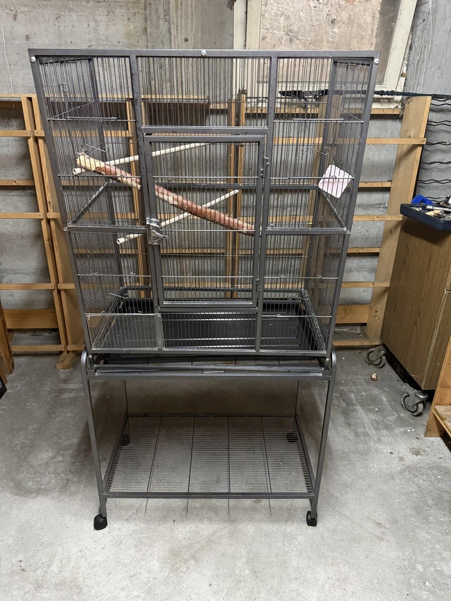 Gabbie, trasporto & Sicurezza: Grande cage pour oiseaux avec support sur roulettes, gris – Usato da Pully venduto da UCA01