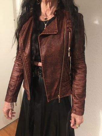 Veste pour femme, très bien travaillée et du meilleur effet