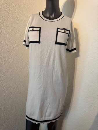 Feinstrick Kleid kurz Weiß mit schwarzen Details edler Look