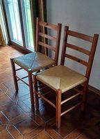 2 chaises rustiques 