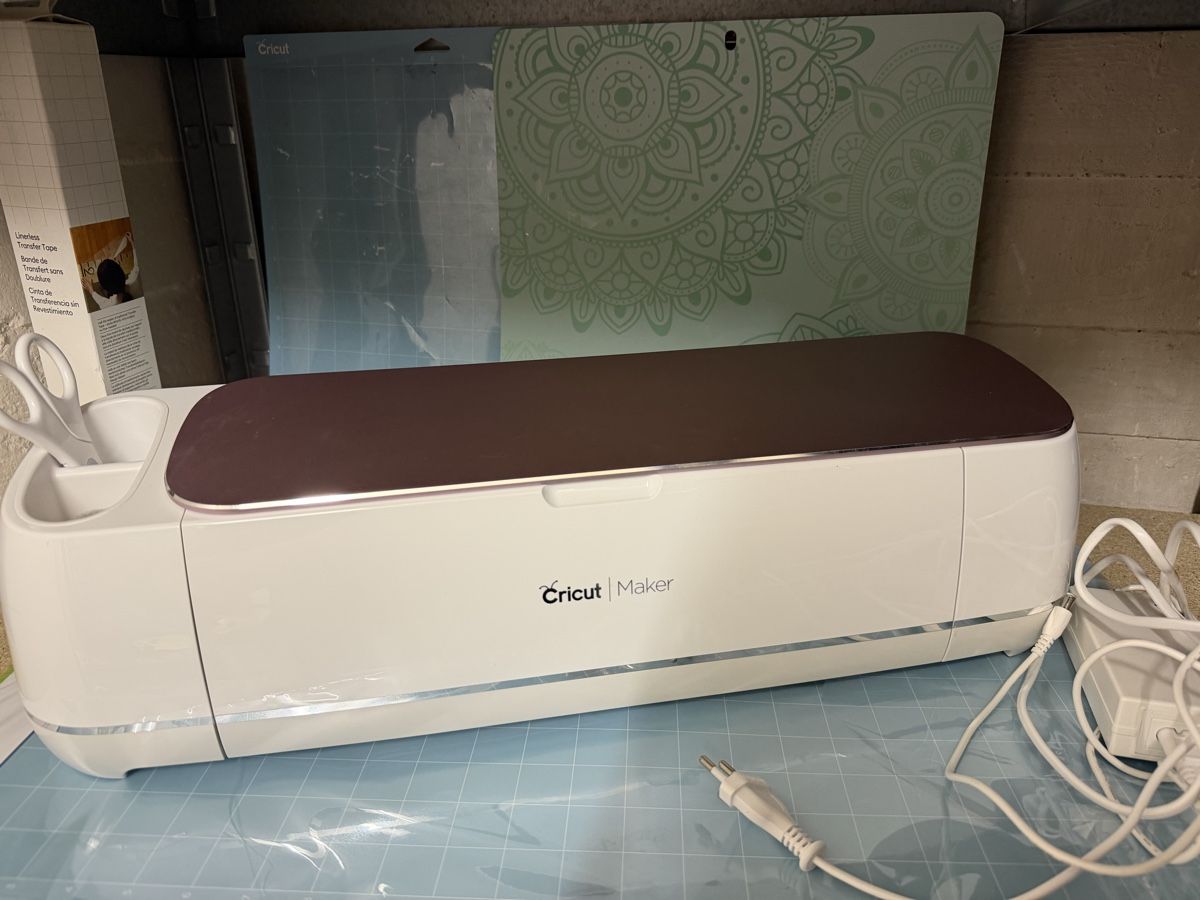 Toutes les machines: Schneideplotter Cricut Maker mit viel Zubehör gebraucht – D'occasion à Au ZH par FMRF