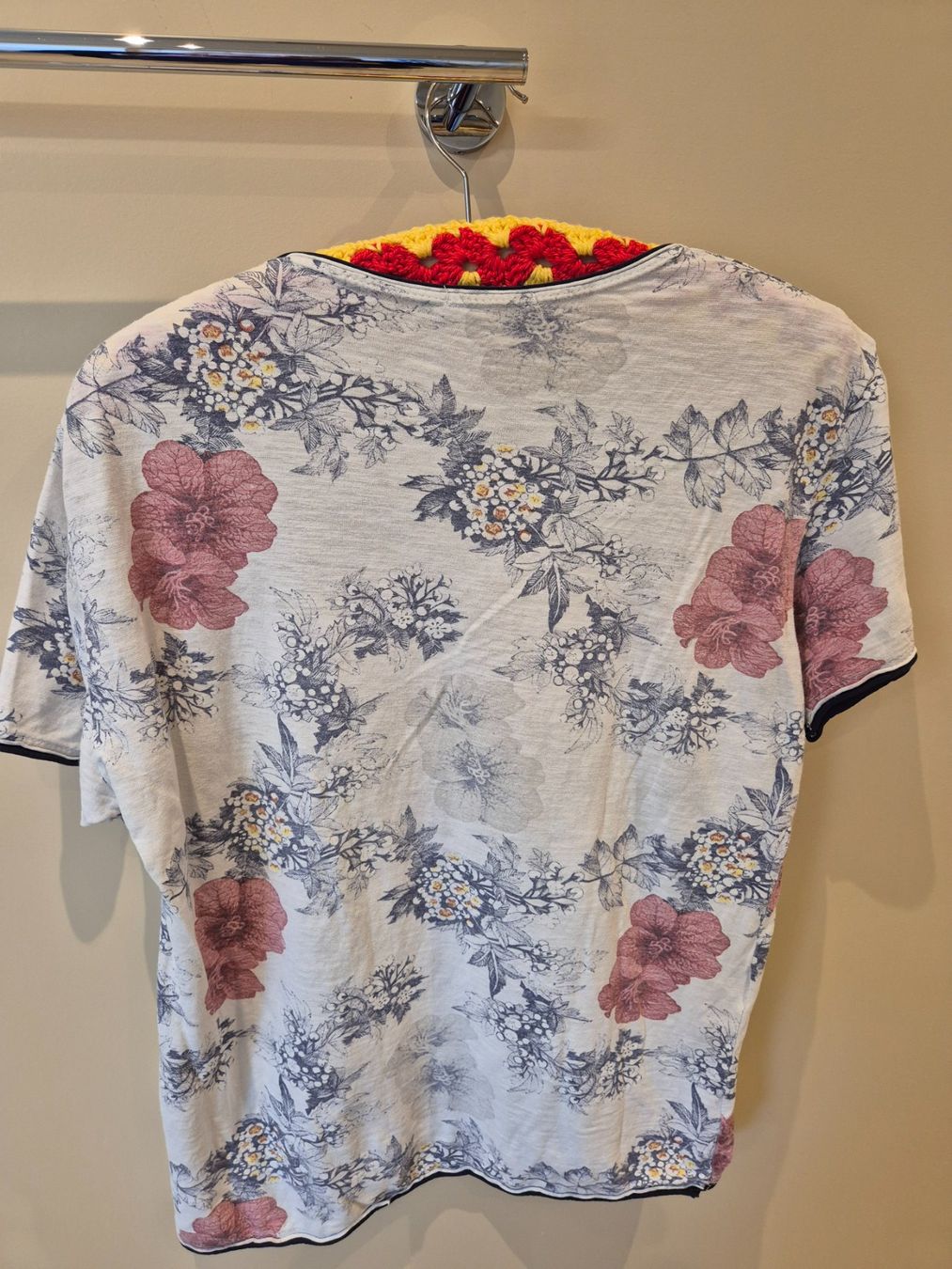 T-shirt: T'shirt hellgrau mit Blumen, Gr. M – Usato da Dietikon venduto da grafad 1