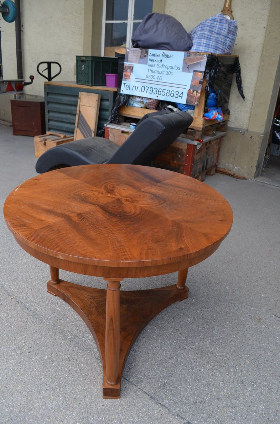Tische: Runder Biedermeier Tisch Nussbaum mit Gesichte – Gebraucht aus Wil SG von Athi