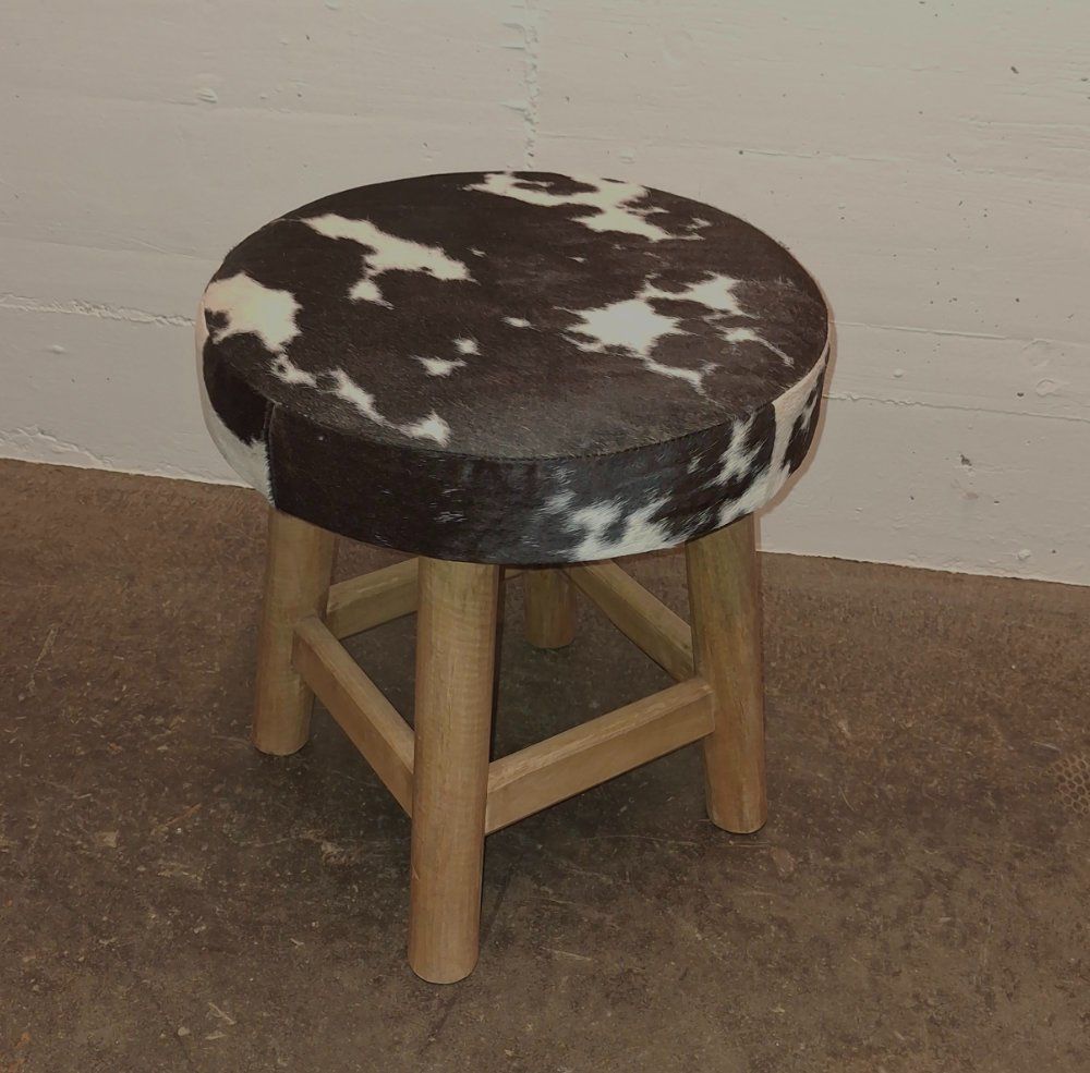 Hocker: Hocker Kuhfell mit 4 stabilen Holzbeinen – Neu (gemäss Beschreibung) aus Weggis von Mylemontree