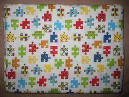 Baumwollstoff weiss mit kleinen bunten Puzzleteilen