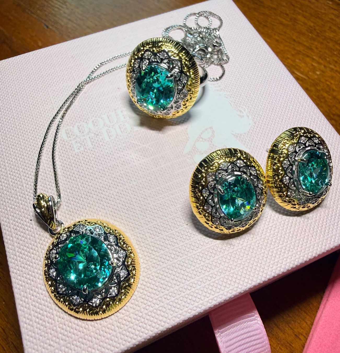 Altri gioielli: Ensemble bijoux 3 pièces Émeraude Chic – Nuovo e nell'imballaggio originale da St-Maurice venduto da Sandrinette123 2