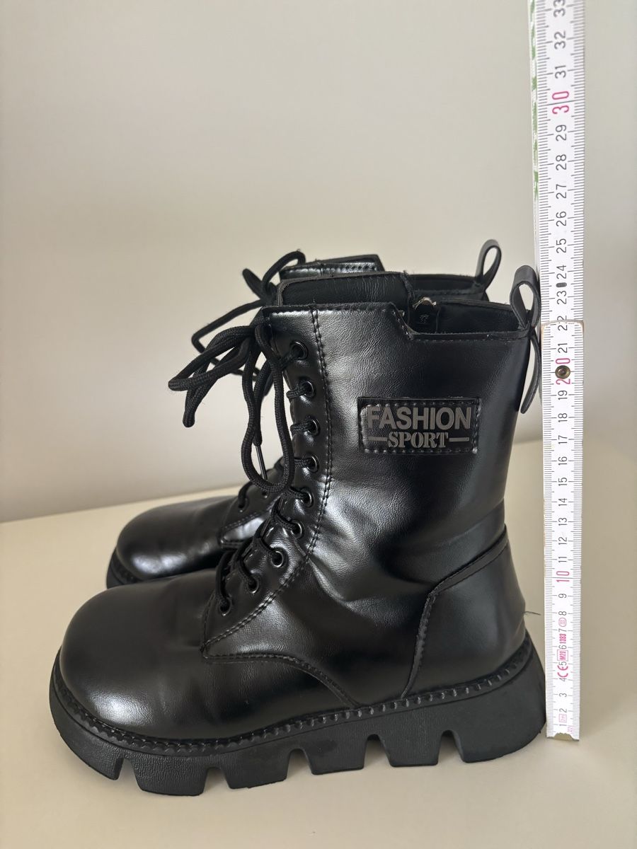 Scarpe da donna: Schwarze Boots, Grösse 38 – Usato da Salenstein venduto da Silly...0 1