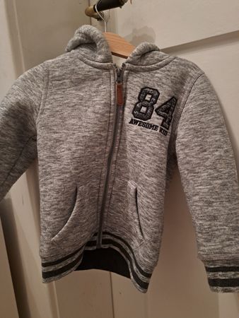 SWEETSHIRT MIT KAPUZE
