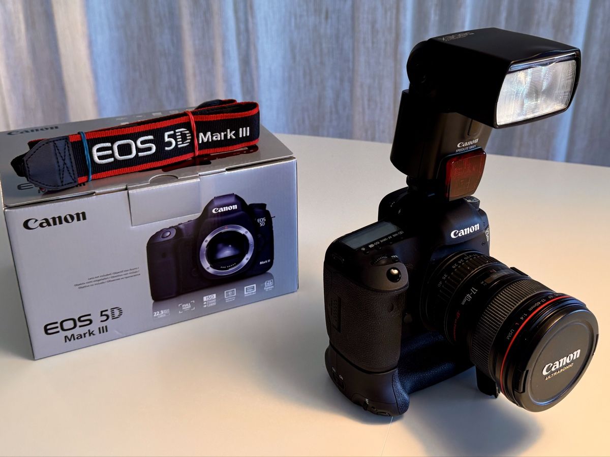 Canon Fotocamera: Canon EOS 5D Mark III Camera Bundle with Flash – Usato da Zug venduto da mhannesb 1
